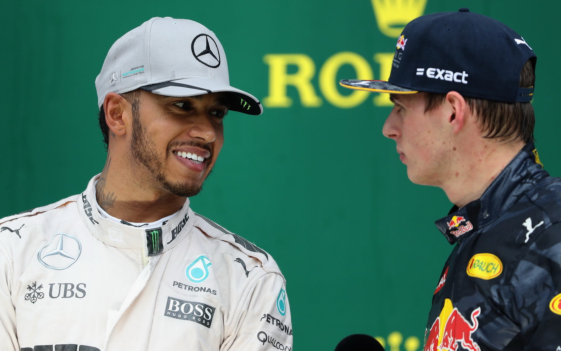 Lewis Hamilton a Max Verstappen na pódiu po závodě v Brazílii