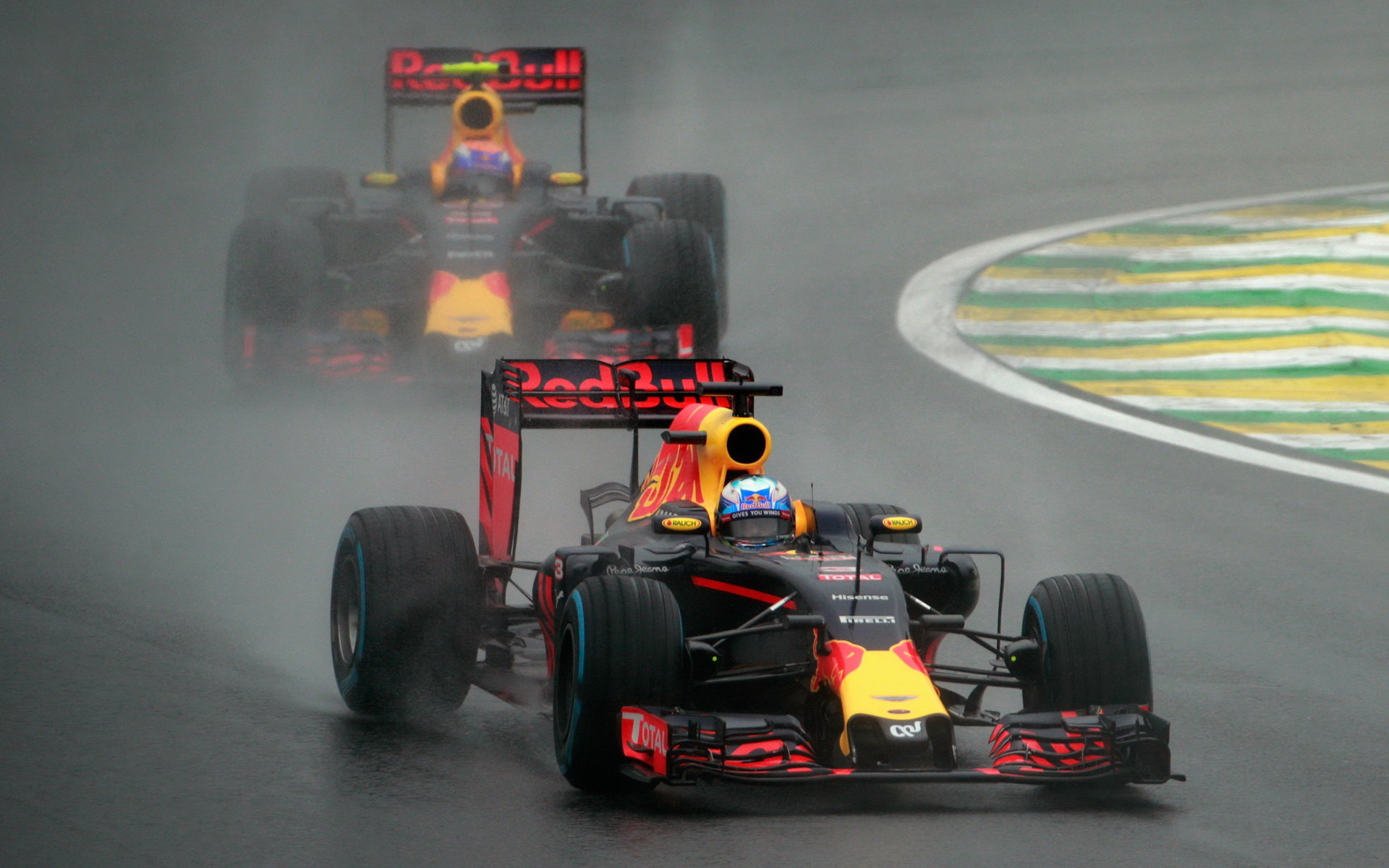 Daniel Ricciardo a Max Verstappen během deštivého závodu v Brazílii