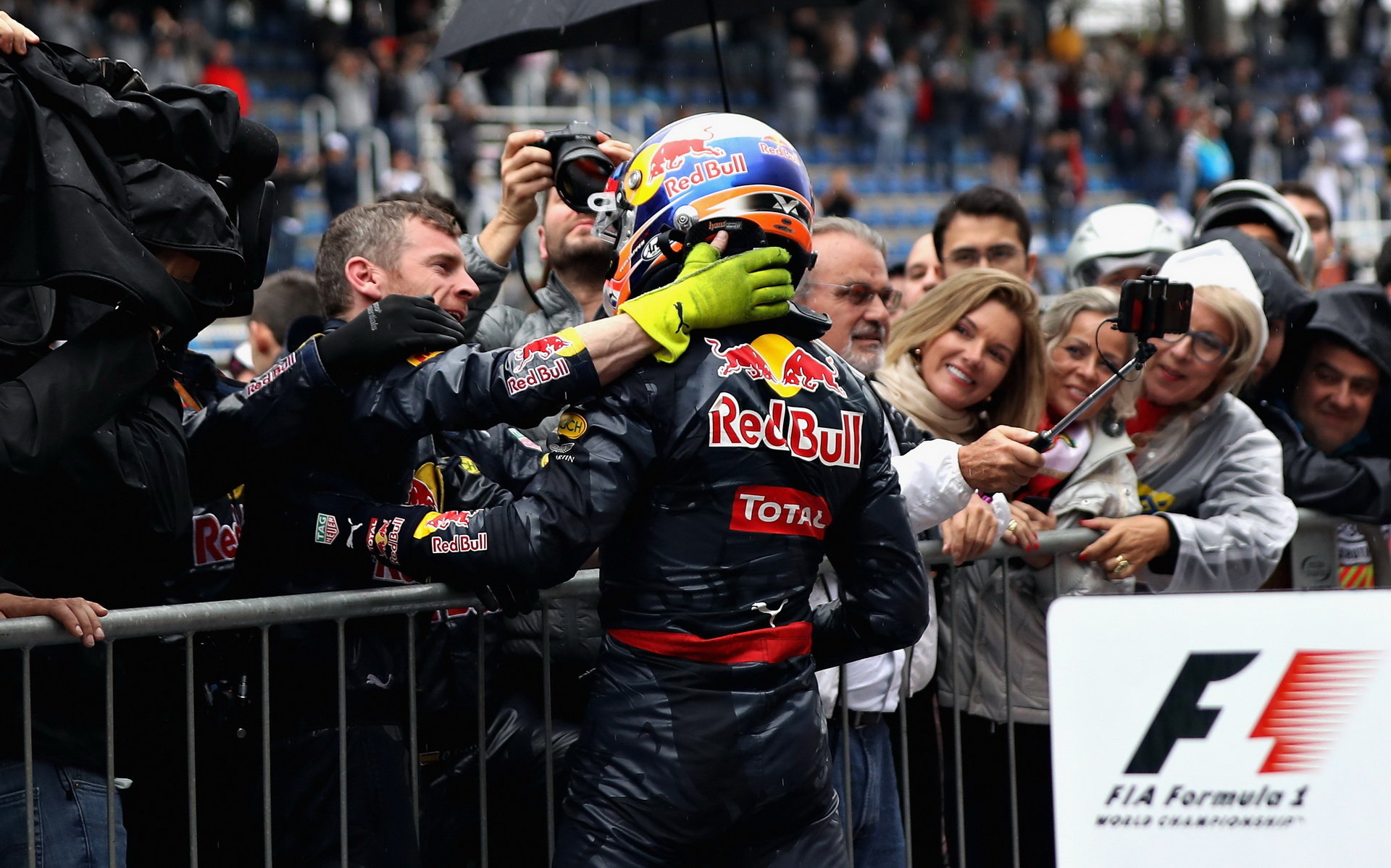 Max Verstappen se raduje s mechaniky po závodě v Brazílii