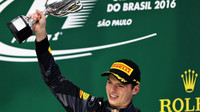 Max Verstappen na pódiu po závodě v Brazílii