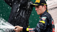 Max Verstappen slaví na pódiu po závodě v Brazílii