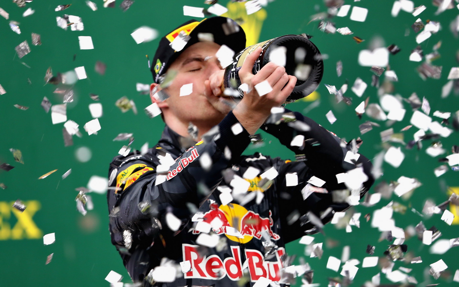 Max Verstappen slaví na pódiu po závodě v Brazílii