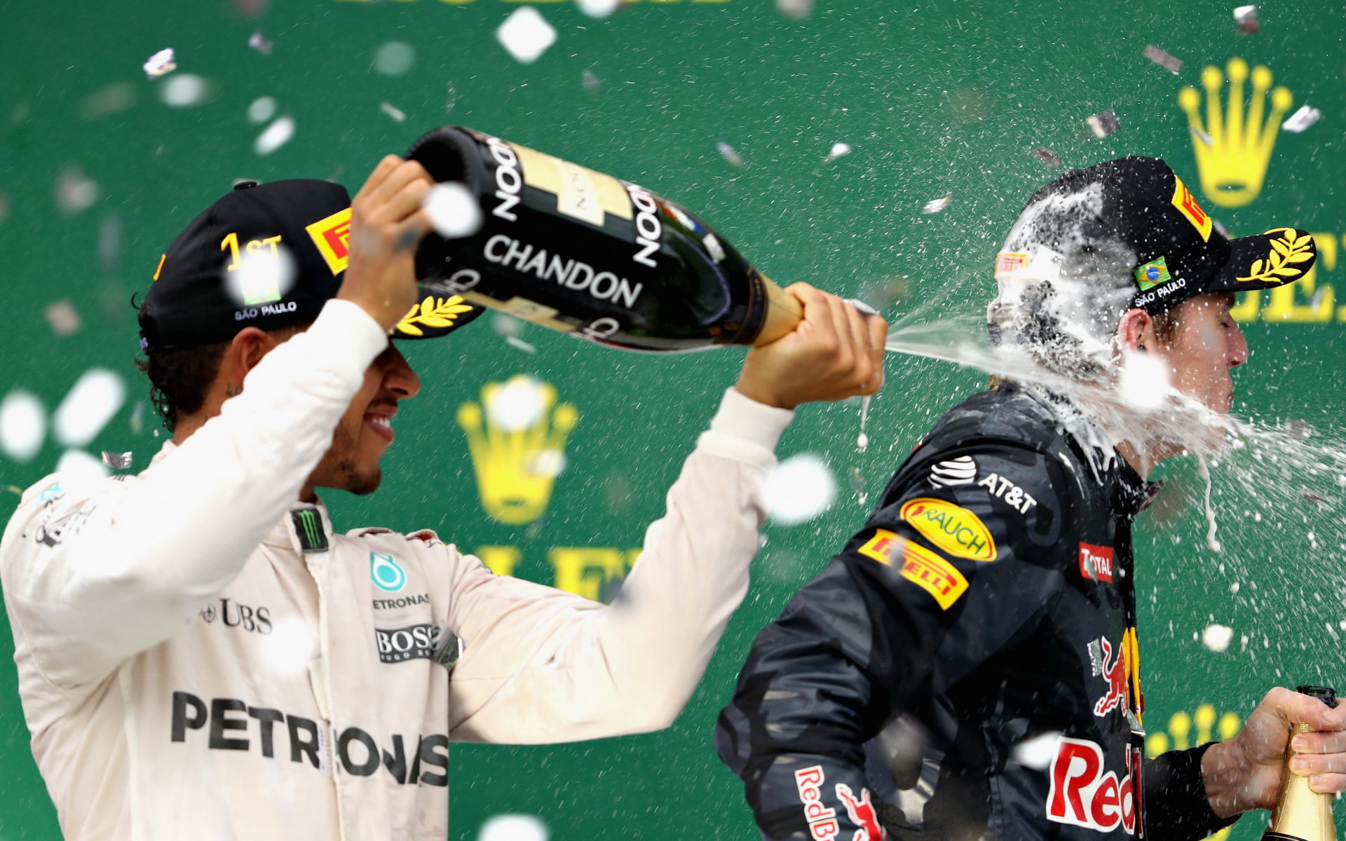 Lewis Hamilton a Max Verstappen slaví na pódiu po závodě v Brazílii