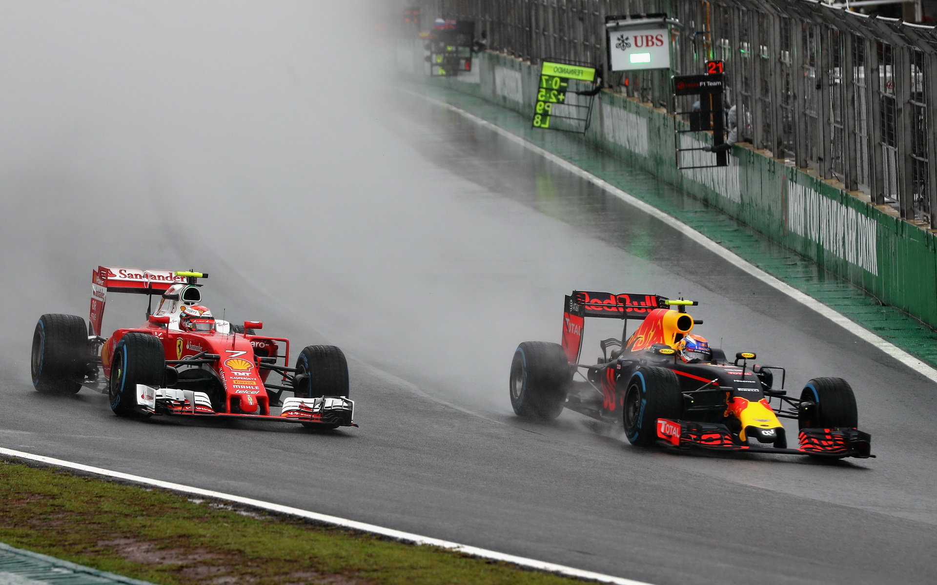 Nováček u Red Bullu Max Verstappen předjíždí za deště Ferrari zkušeného Kimiho Räikkönena