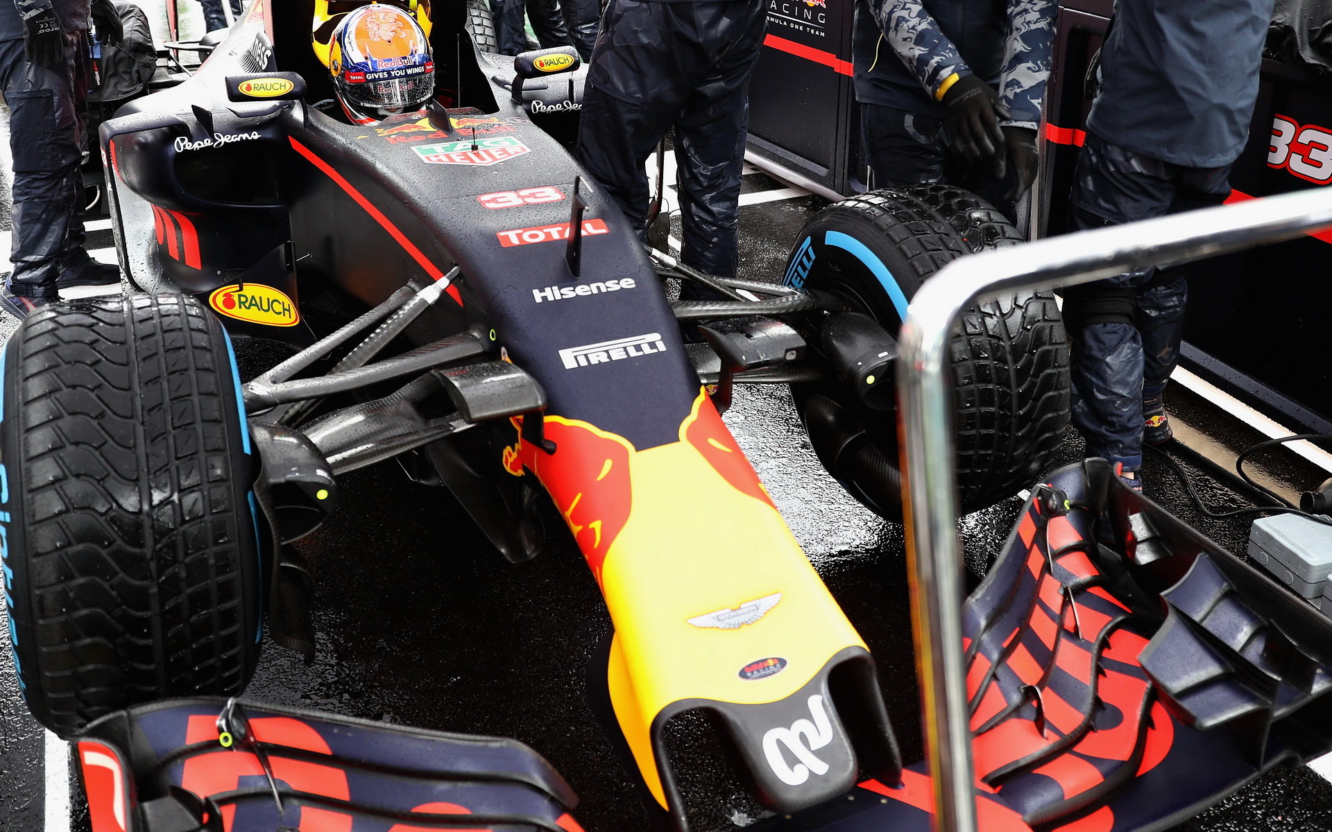 Max Verstappen se připravuje na další část deštivého závodu v Brazílii