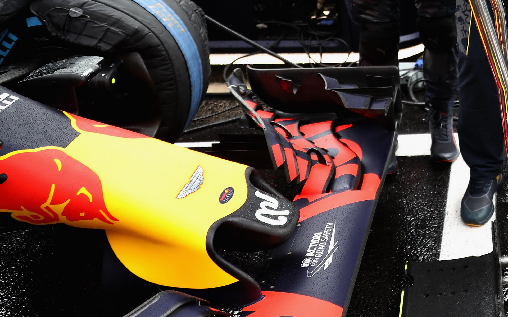 Detail předního křídla vozu Red Bull RB12 - Renault závodě v Brazílii