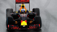 Daniel Ricciardo počas deštivého závodu v Brazílii