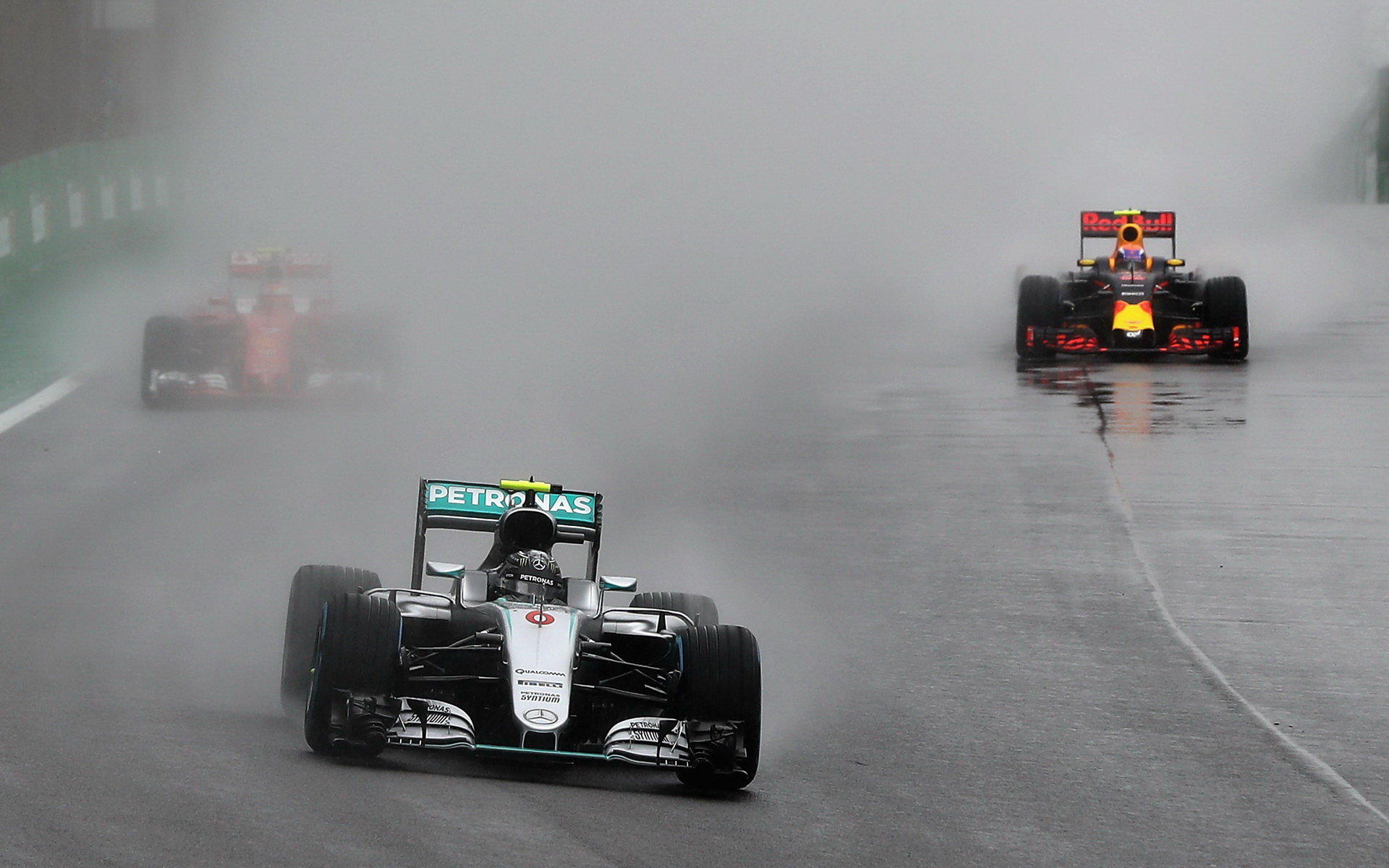 Nico Rosberg a Max Verstappen počas deštivého závodu v Brazílii