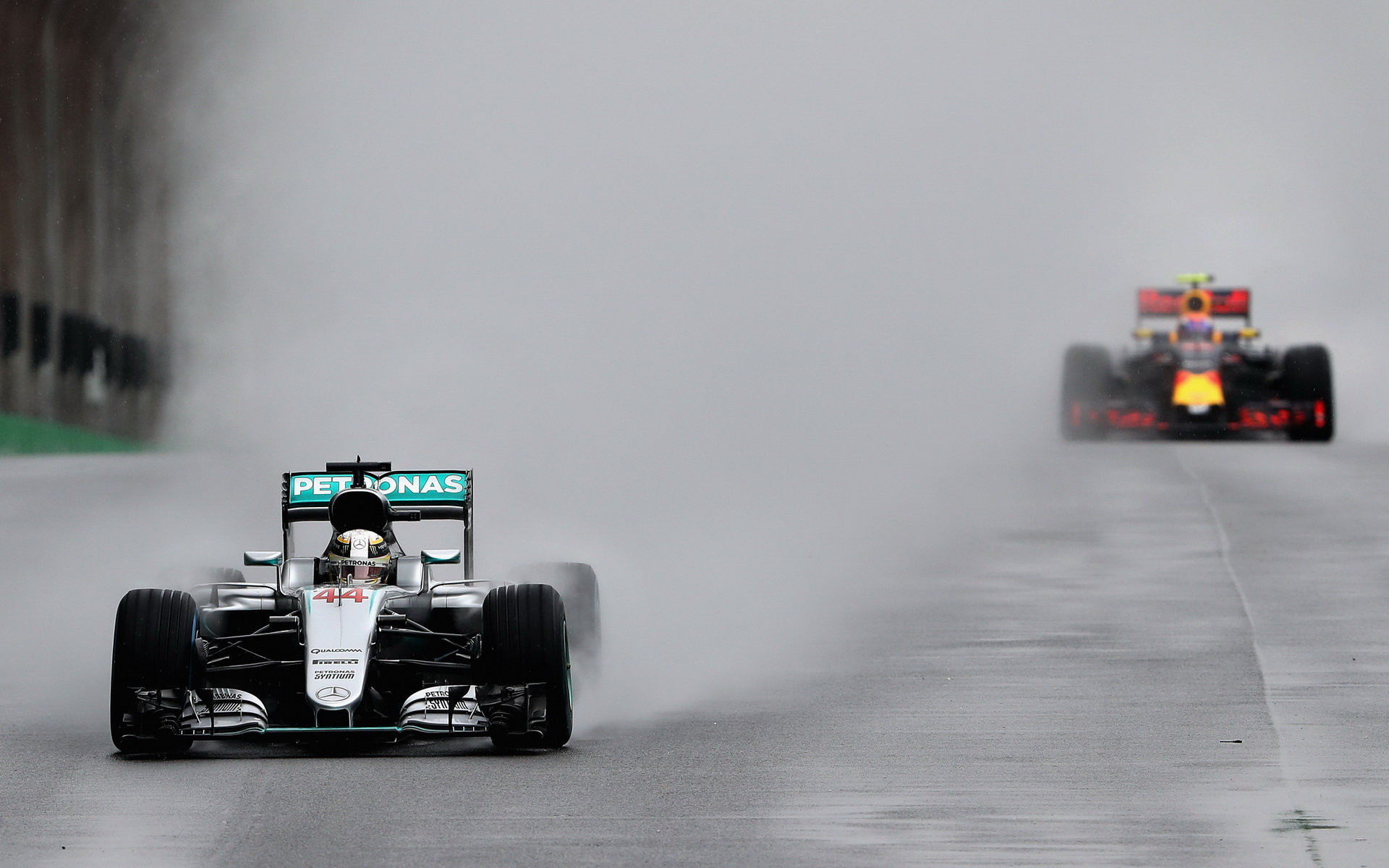 Lewis Hamilton a Max Verstappen během deštivého závodu v Brazílii
