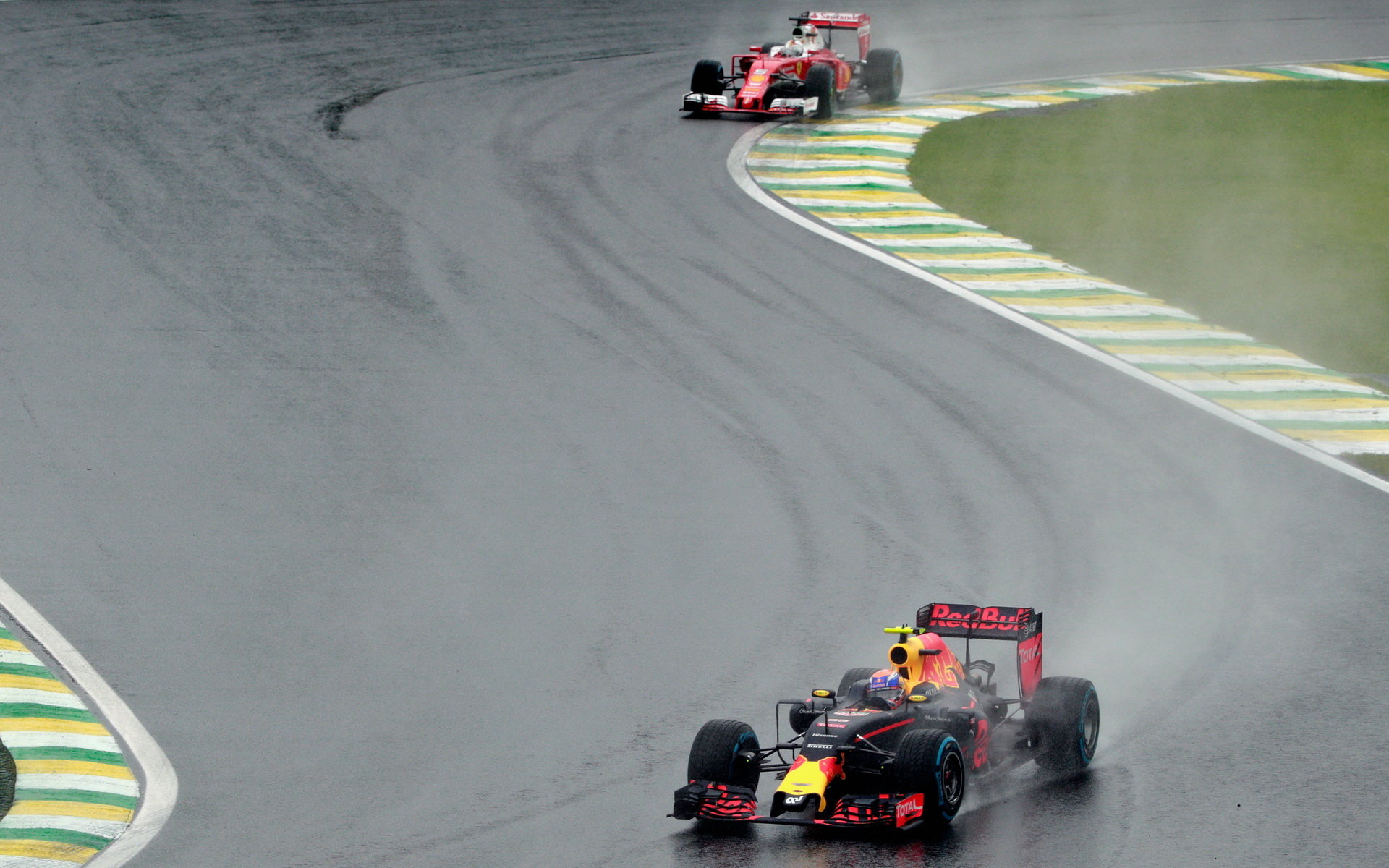 Max Verstappen a Sebastial Vettel počas deštivého závodu v Brazílii