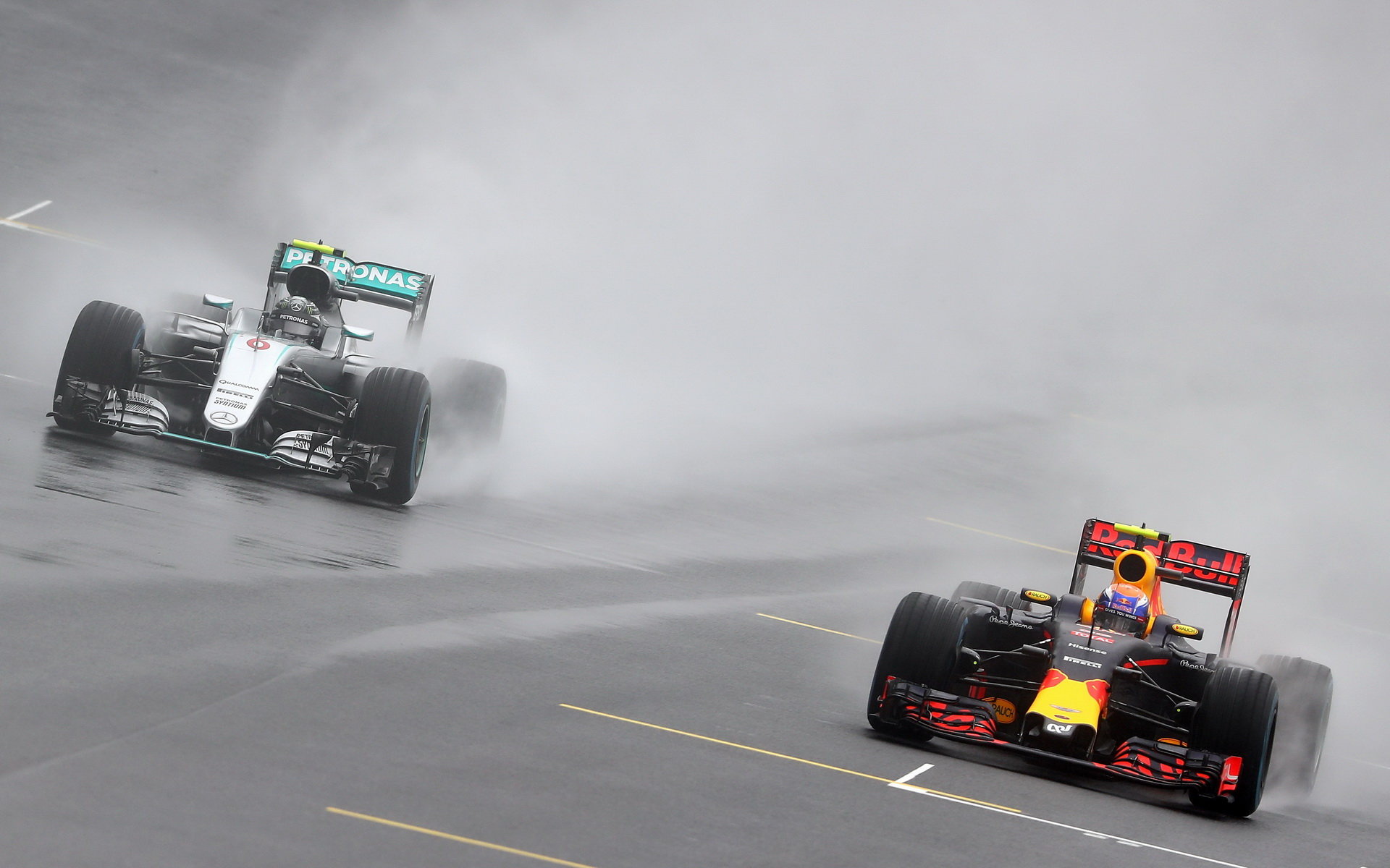 Max Verstappen předjíží Nica Rosberga během deštivého závodu v Brazílii