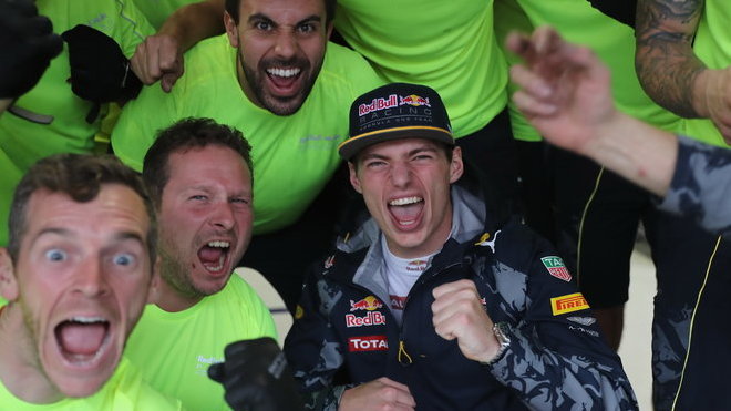 Max Verstappen se raduje z třetího místa se svými mechaniky po závodě v Brazílii