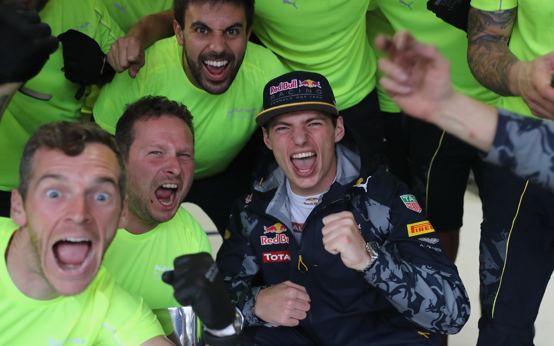 Max Verstappen se raduje z třetího místa se svými mechaniky po závodě v Brazílii