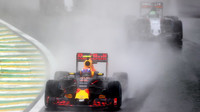 Max Verstappen počas deštivého závodu v Brazílii