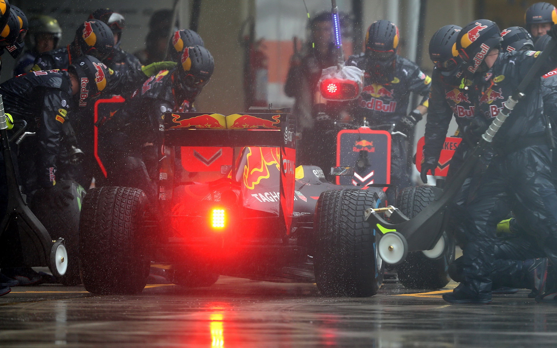 Daniel Ricciardo během deštivého závodu v Brazílii