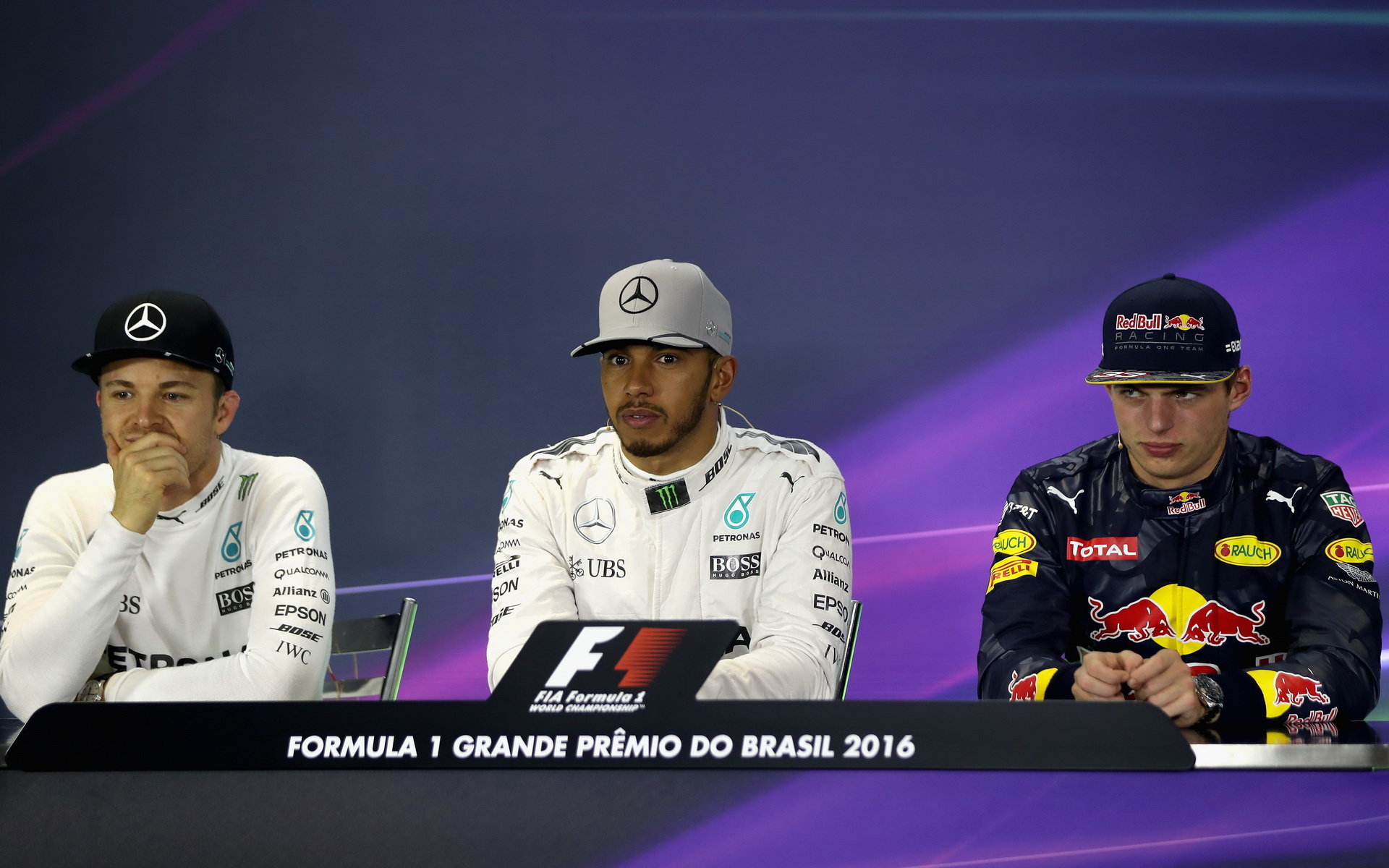 Nico Rosberg, Lewsi Hamilton a Max Verstappen na tiskovce po závodě v Brazílii