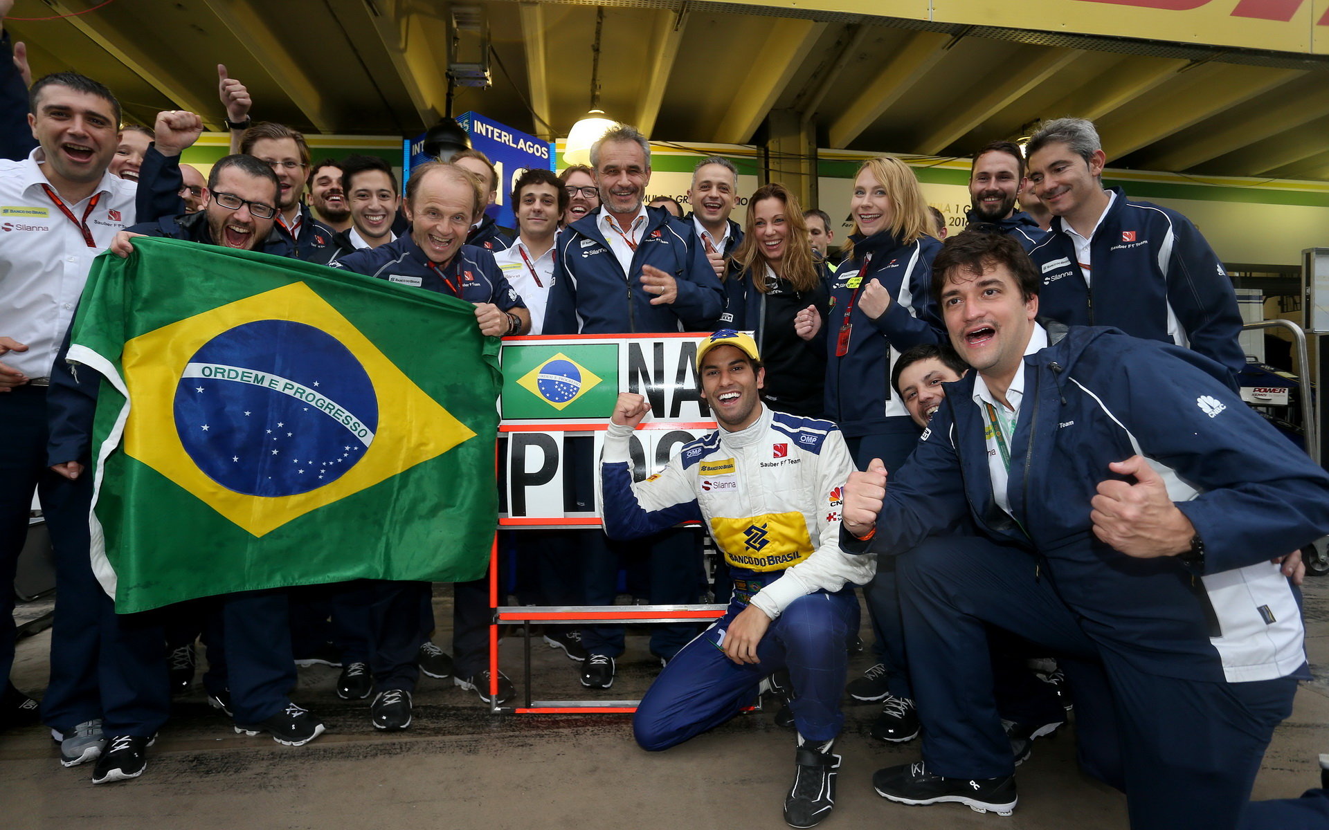 Radost týmu Sauber a bodový zisk Felipeho Nasra v závodě v Brazílii