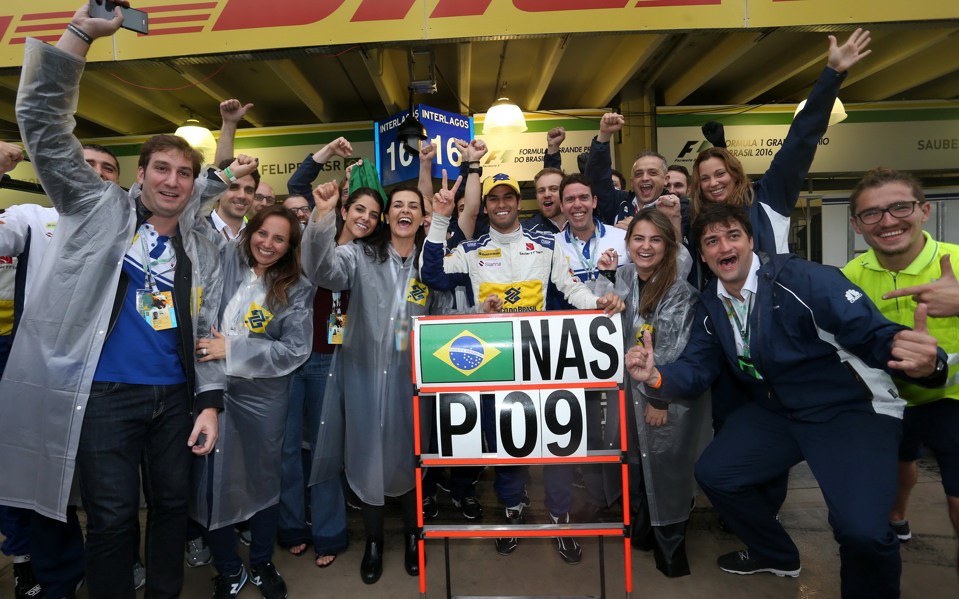 Radost týmu Sauber a bodový zisk Felipeho Nasra v závodě v Brazílii