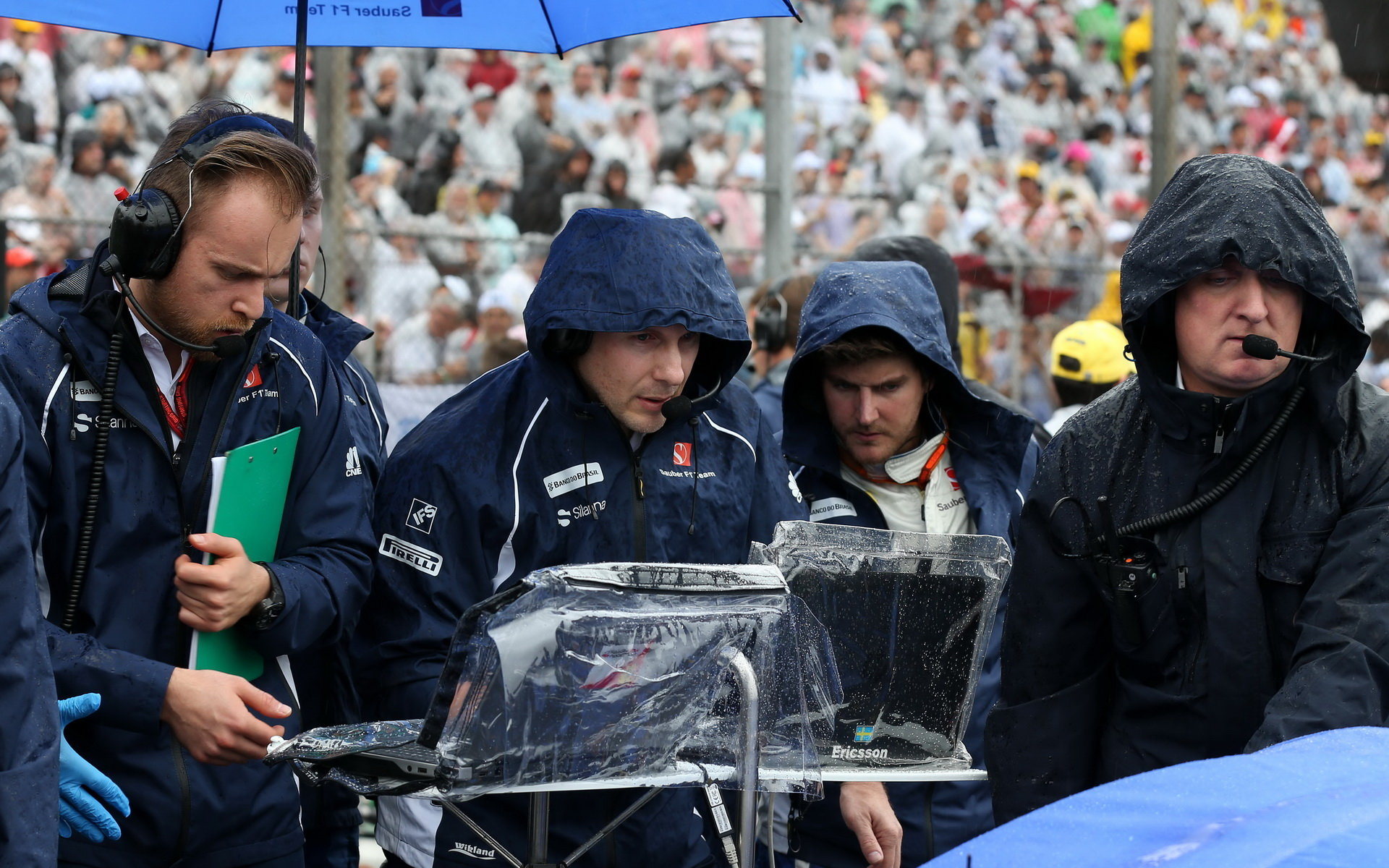 Inženýři týmu Sauber před závodem v Brazílii