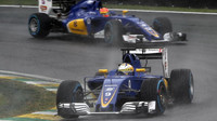 Marcus Ericsson a Felipe Nasr počas deštivého závodu v Brazílii