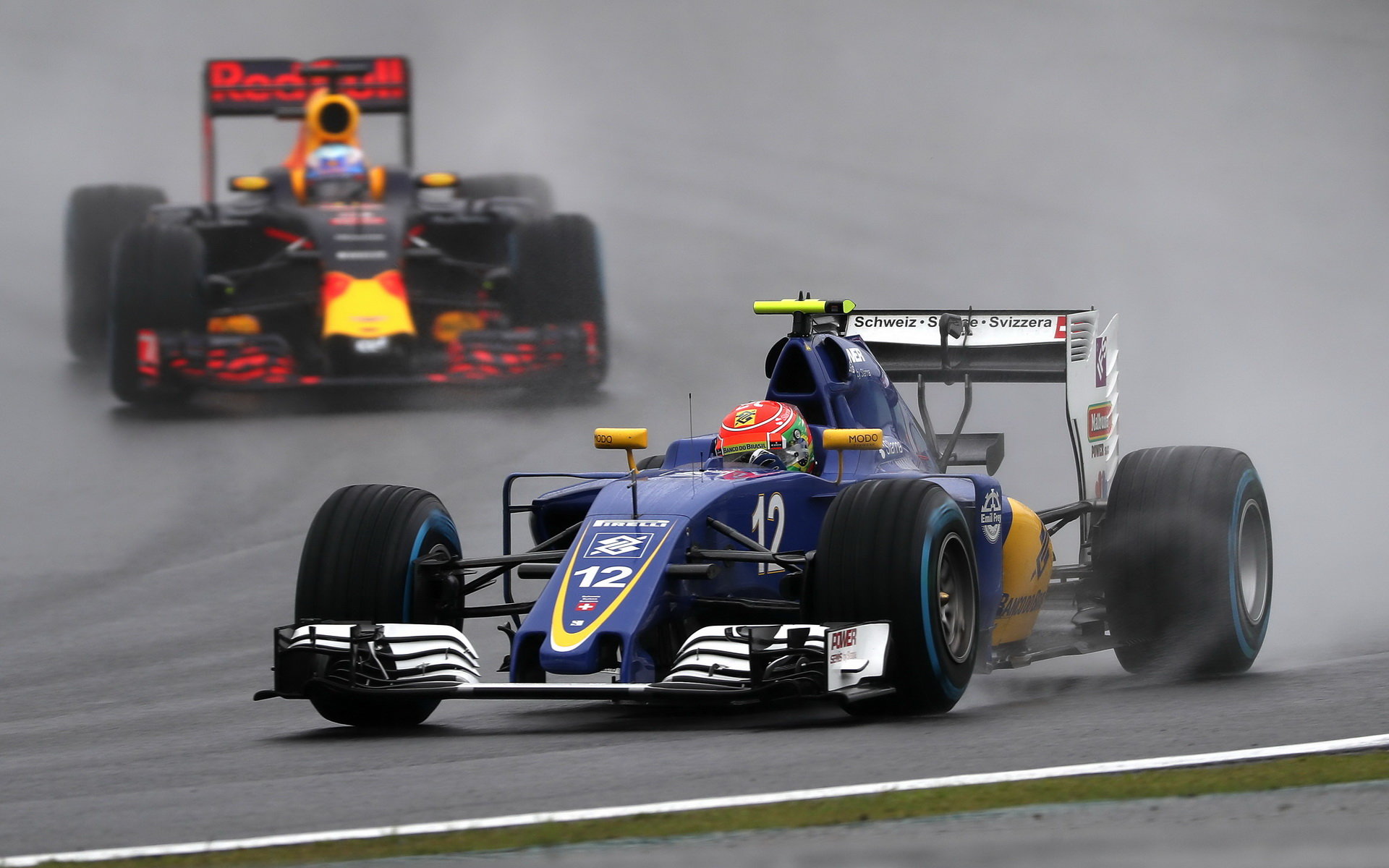 Felipe Nasr a Daniel Ricciardo počas deštivého závodu v Brazílii