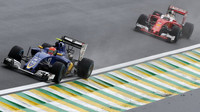 Felipe Nasr a Sebastian Vettel počas deštivého závodu v Brazílii