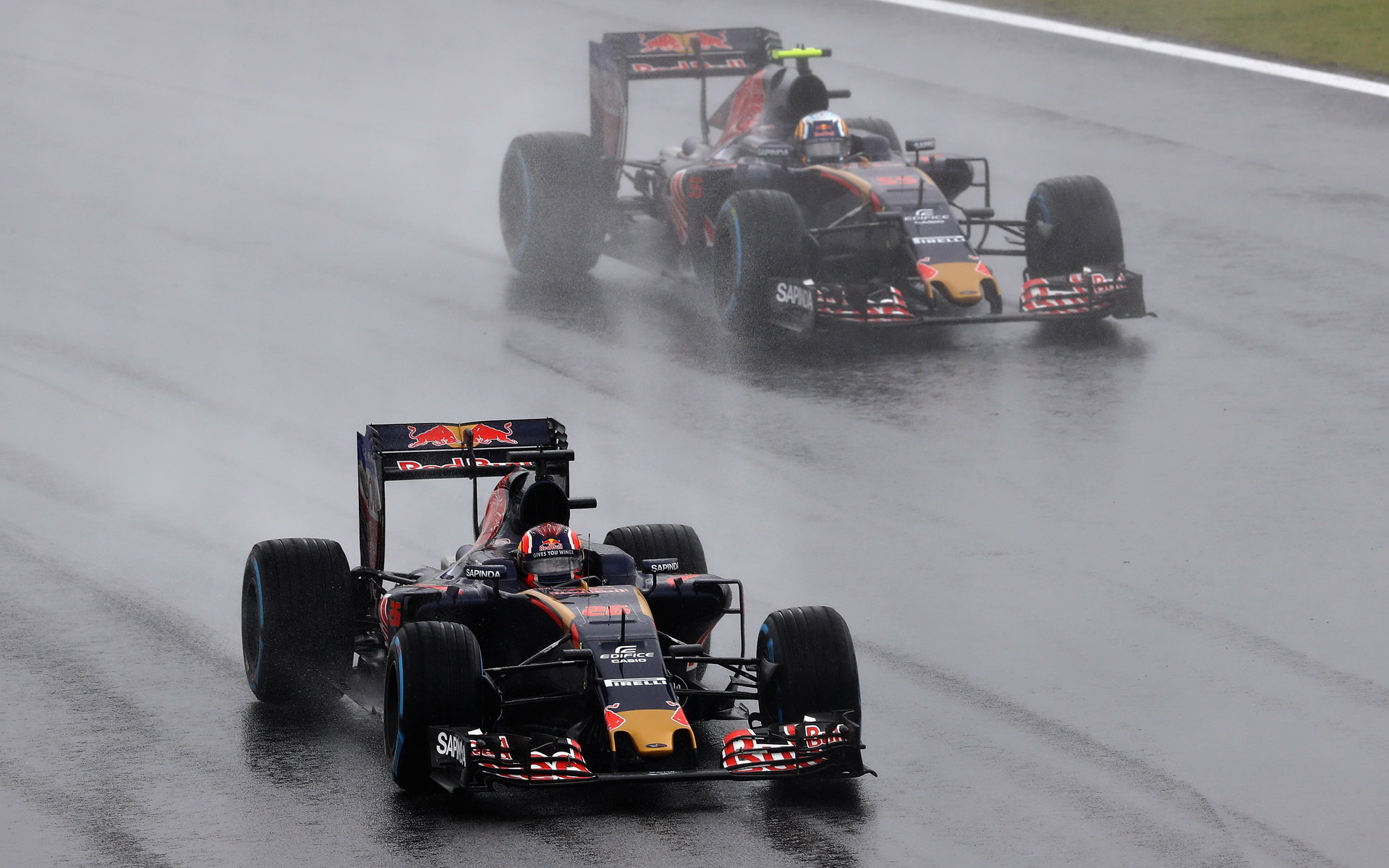 Daniil Kvjat a Carlos Sainz počas deštivého závodu v Brazílii