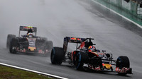Daniil Kvjat a Carlos Sainz počas deštivého závodu v Brazílii