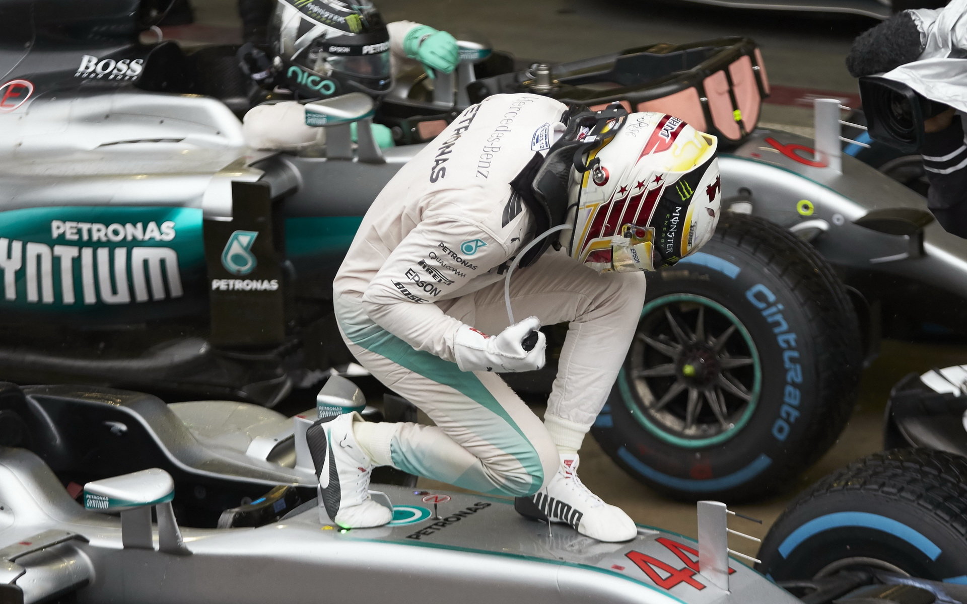 Lewis Hamilton se raduje z vítězství v závodě v Brazílii