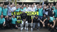 Radost týmu Mercedes z vítězství v závodě v Brazílii