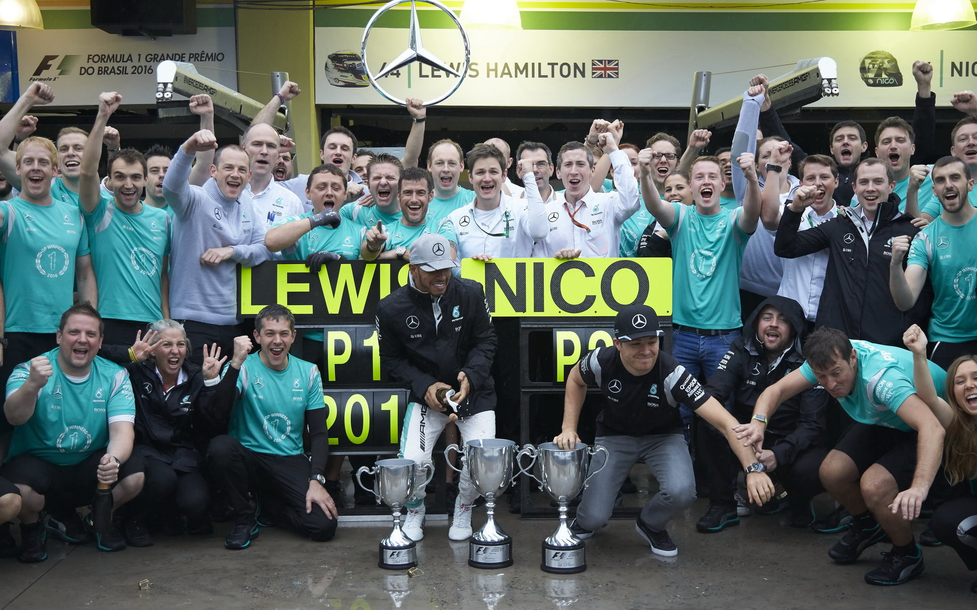 Radost týmu Mercedes z vítězství v závodě v Brazílii