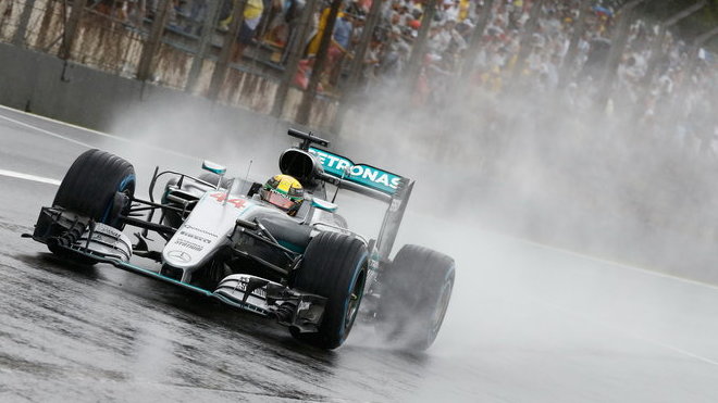 Lewis Hamilton počas deštivého závodu v Brazílii
