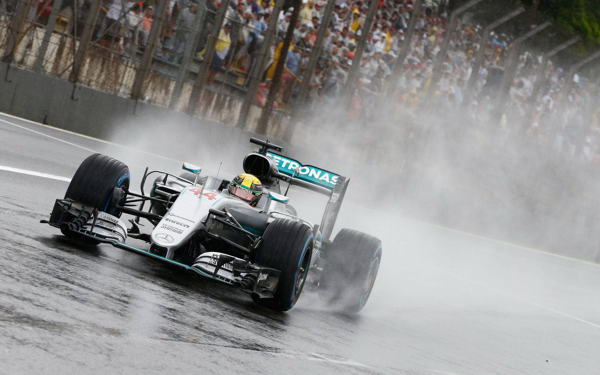 Lewis Hamilton počas deštivého závodu v Brazílii
