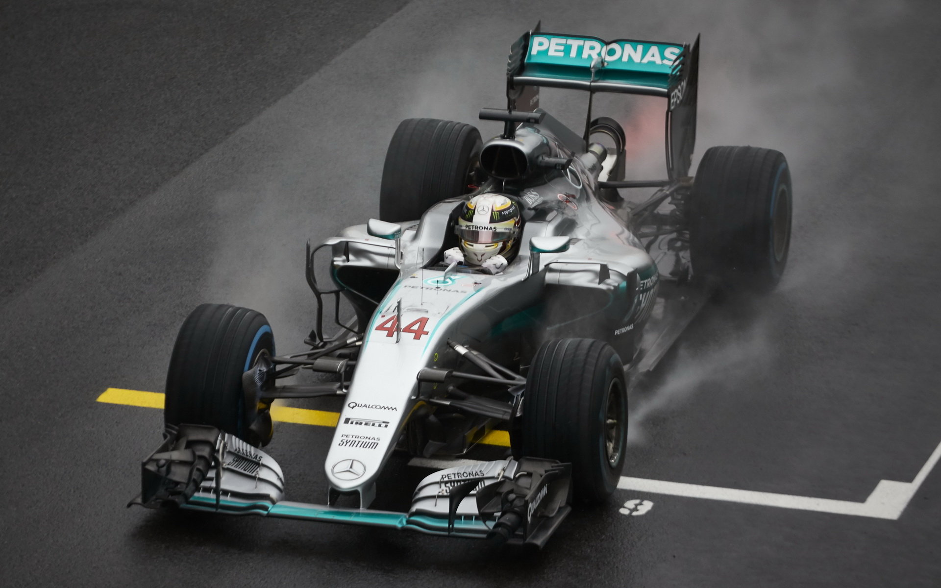 Lewis Hamilton v cíli deštivého závodu v Brazílii