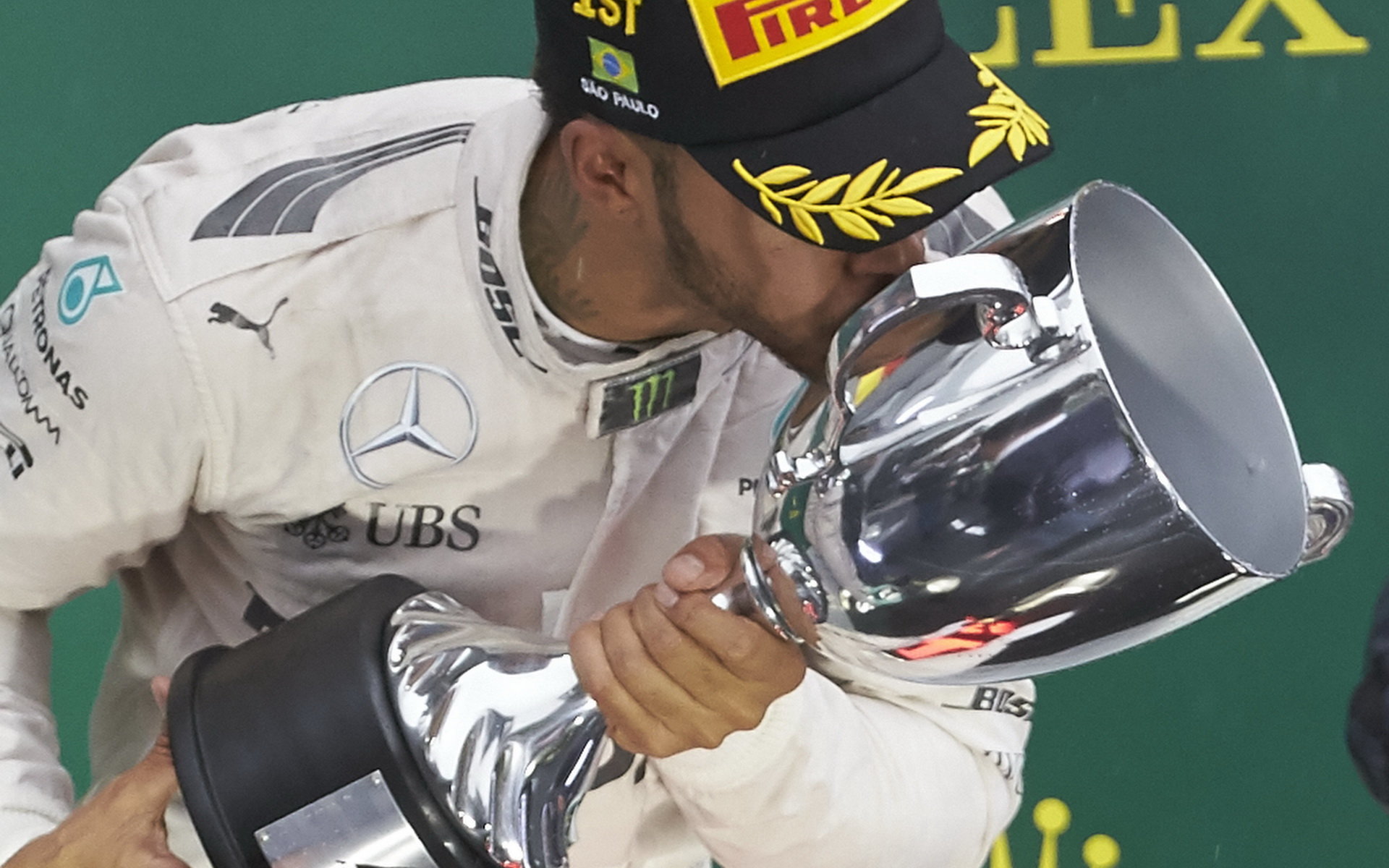 Lewis Hamilton se raduje se svou trofejí z vítězství v závodě v Brazílii