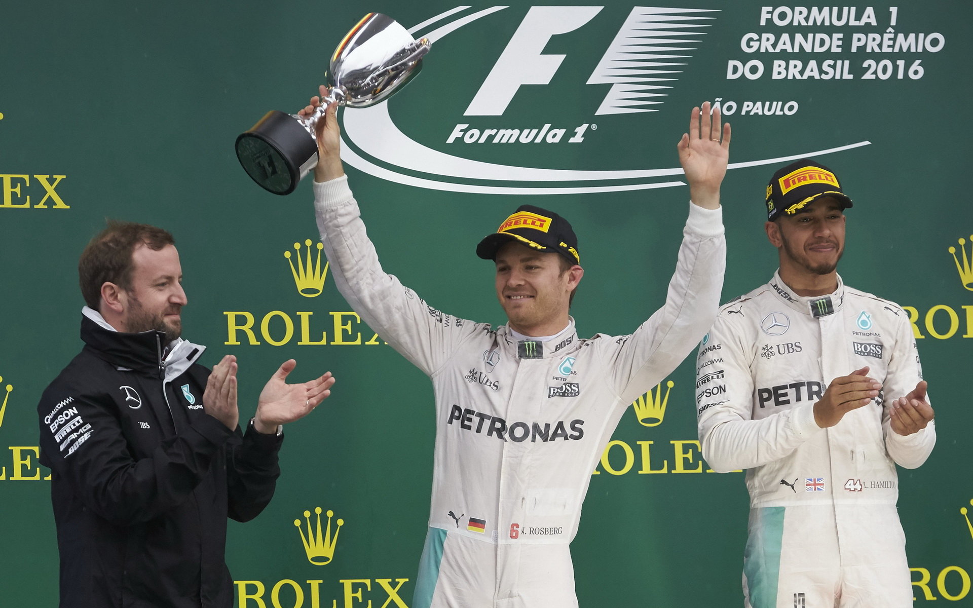 Lewis Hamilton a Nico Rosberg na pódiu po závodě v Brazílii