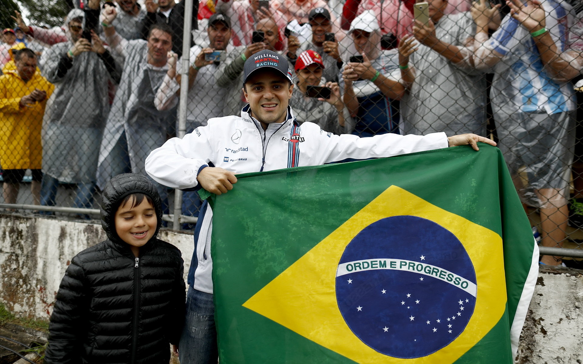 Felipe Massa se svým synem po Velké ceně Brazílie 2016, kdy měl původně v F1 skončit