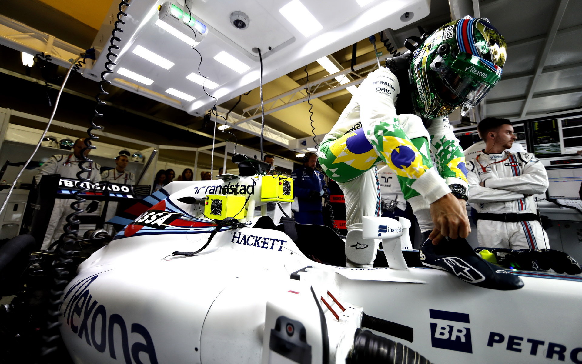 Felipe Massa se chystá před závodem usednout do svého Williamsu