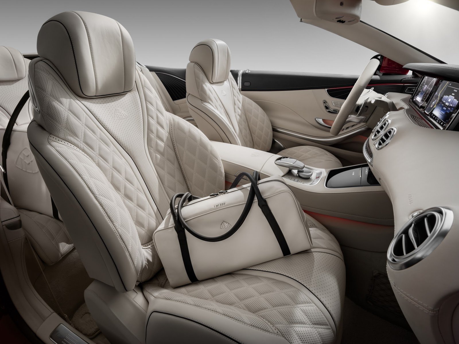 Mercedes-Maybach S 650 Cabriolet patří k nejluxusnějším autům na trhu.