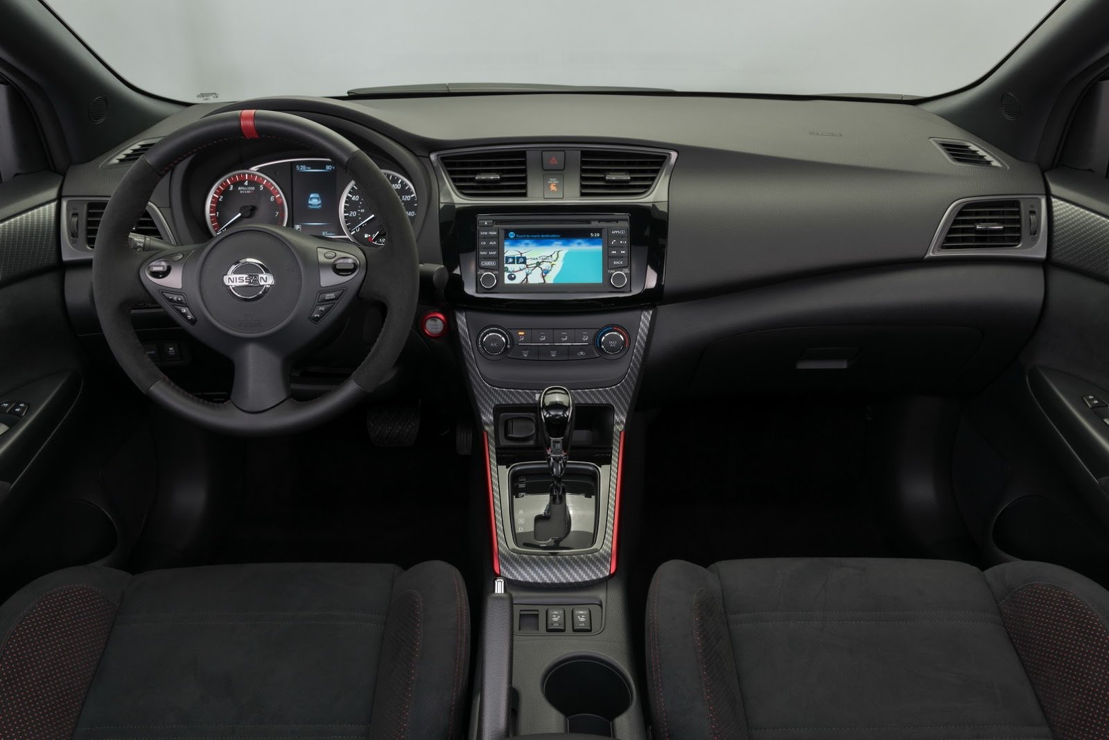 Nissan Sentra Nismo představuje vrcholnou verzi kompaktního sedanu.