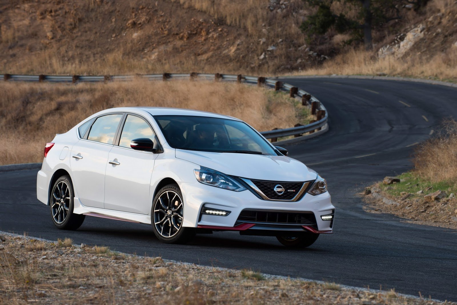 Nissan Sentra Nismo představuje vrcholnou verzi kompaktního sedanu.