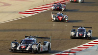 Porsche 919 Hybrid posádky Romain Dumas, Neel Jani, Marc Lieb (v popředí)