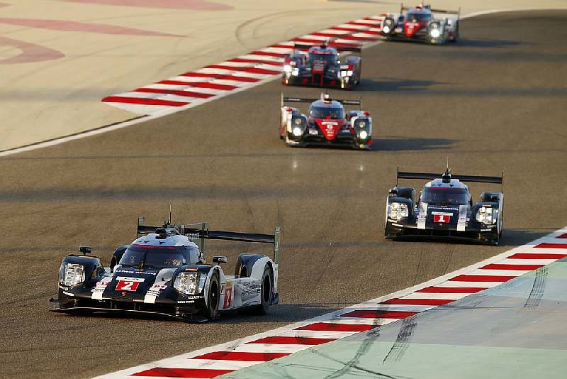 Porsche 919 Hybrid posádky Romain Dumas, Neel Jani, Marc Lieb (v popředí)