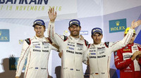 Trio Brendon Hartley, Mark Webber, Timo Bernhard (zleva)