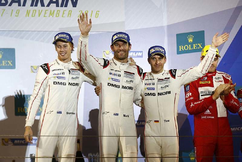 Trio Brendon Hartley, Mark Webber, Timo Bernhard (zleva)