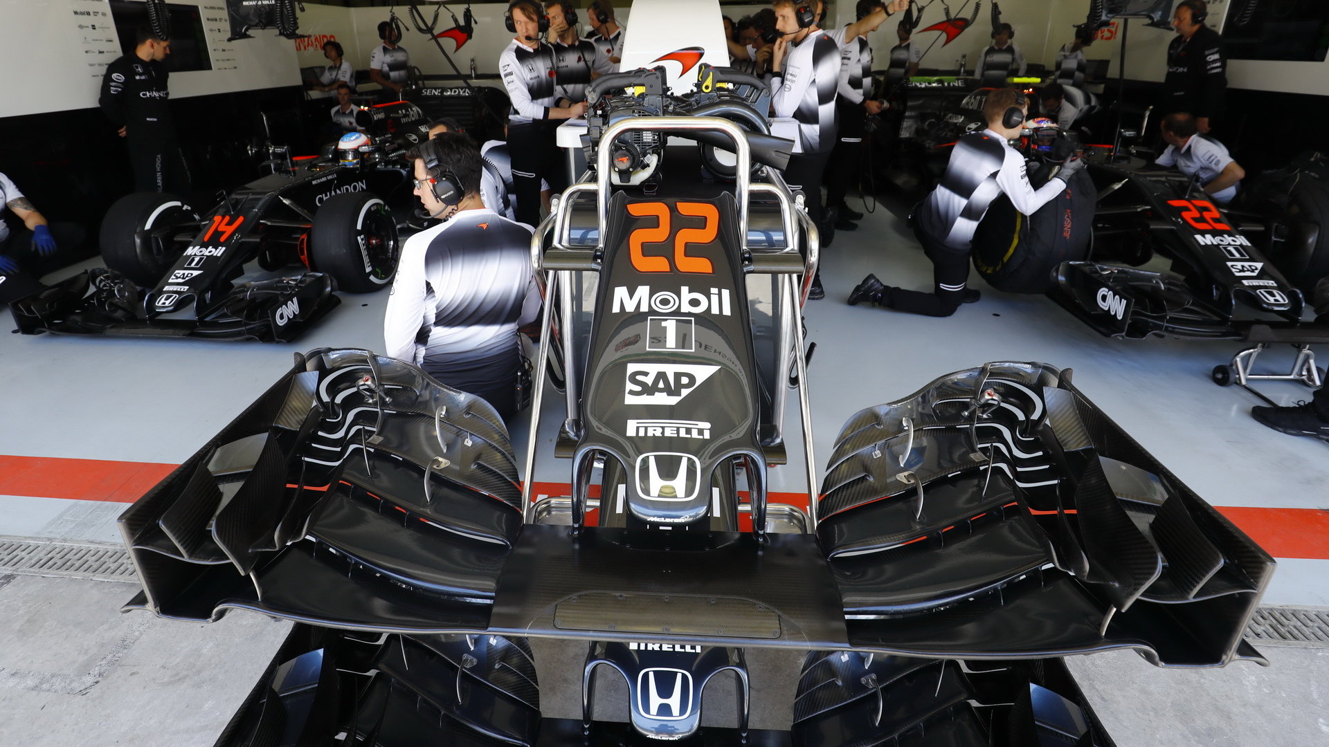 V garáži McLarenu v Brazílii