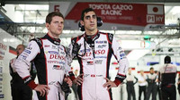 Jezdci Toyota Gazoo Racing Anthony Davidson (vlevo) a Sébastien Buemi