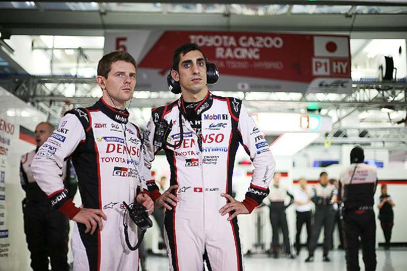 Jezdci Toyota Gazoo Racing Anthony Davidson (vlevo) a Sébastien Buemi