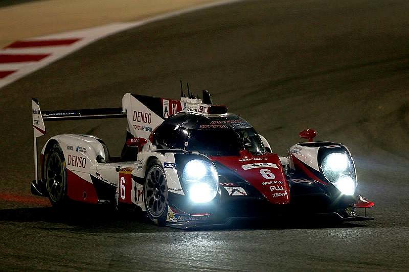 Toyota TS050 Hybrid posádky Stéphane Sarrazin, Kamui Kobayashi, Mike Conway