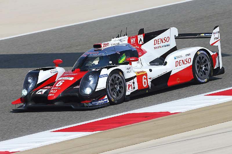 Toyota TS050 Hybrid posádky Stéphane Sarrazin, Kamui Kobayashi, Mike Conway